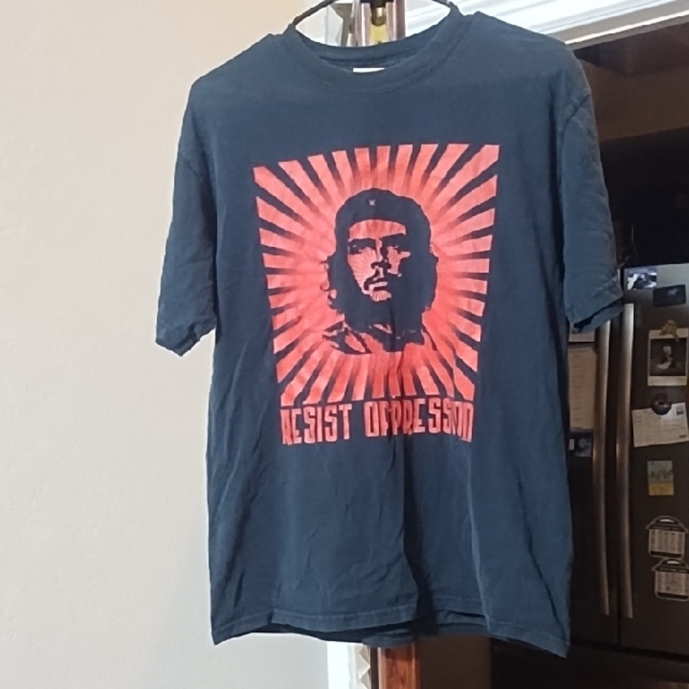 Vintage Che Guevara Resist Oppression Graphic Tee in Black and Red